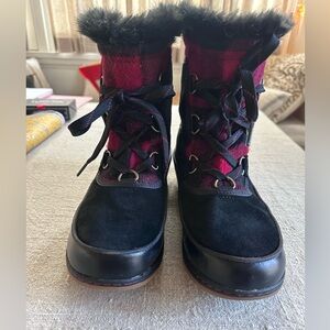 Sorel Tivolii III Red and Black Plaid Snow Boots with Black Faux Fur Trim 8.5